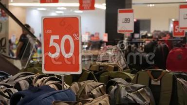 购物中心的大红色销售标志。 减价50%。 <strong>晋升</strong>。 消费主义概念。 折扣概念